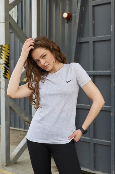 Жіноча футболка Nike сіра 33383 фото