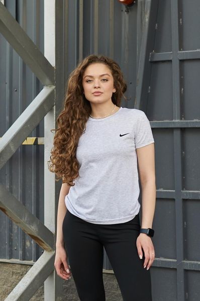 Жіноча футболка Nike сіра 33383 фото