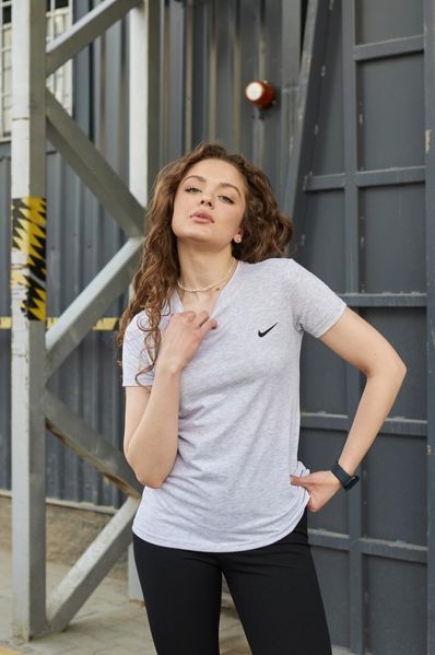 Жіноча футболка Nike сіра 33383 фото