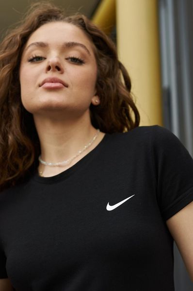 Жіноча футболка Nike чорна 33384 фото