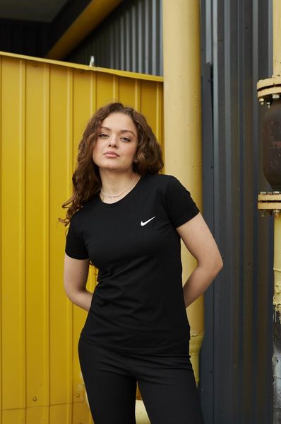 Жіноча футболка Nike чорна 33384 фото